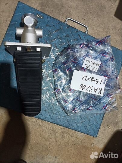 Педаль тормоза (в сборе с клапаном) 300F 800901158