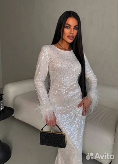 Платье с перьями