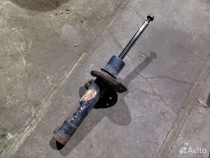 Амортизатор передний левый Volkswagen Tiguan