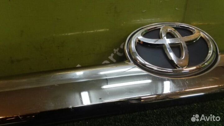 Накладка крышки багажника Toyota Camry V50