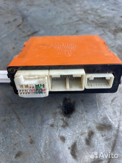 Блок управления дверьми Toyota Crown Majesta