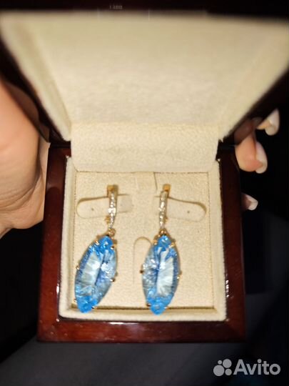Золотые серьги с голубым топазом