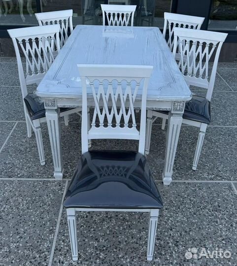 Стол и стулья