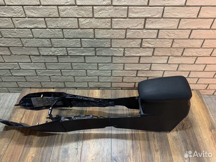 Toyota Corolla E18 Консоль с подлокотником