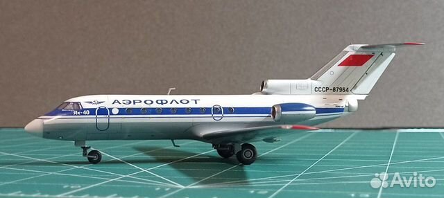 Модель самолëта Як-40 объявление продам