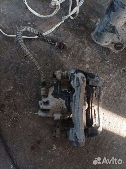 Передние суппорта Mitsubishi Carisma 2002