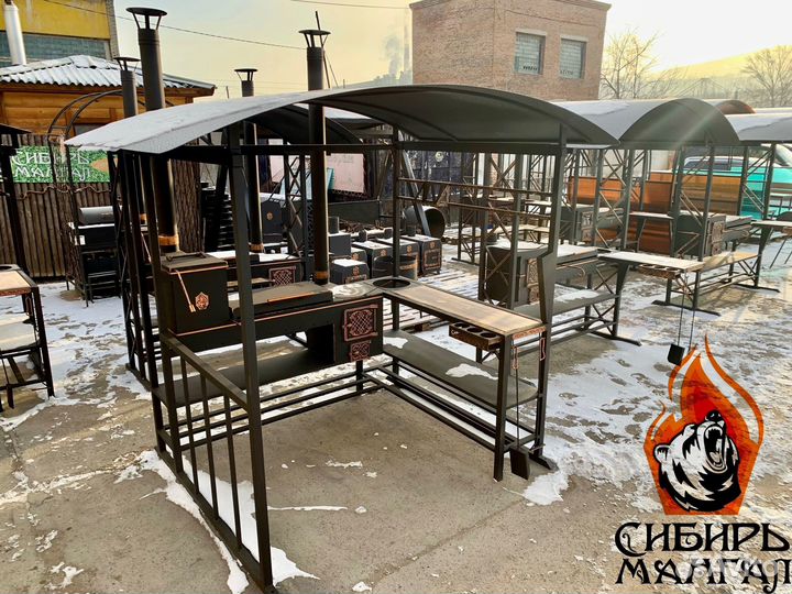 Мангал «Ермак» с разделочным столом, под крышей