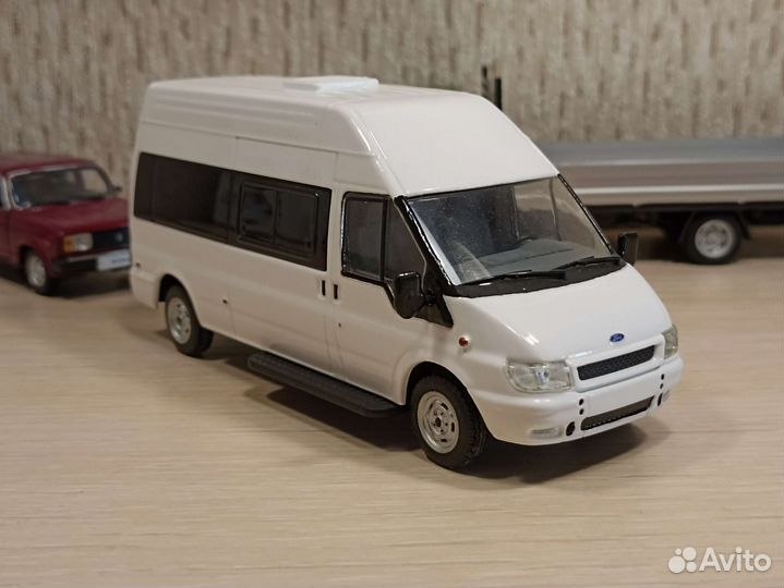 Модель автомобиля 1:43