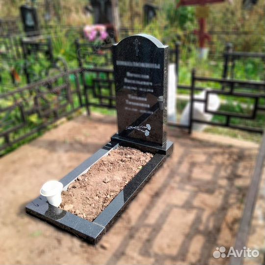 Памятники из карельского гранита 