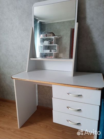 Туалетный столик с зеркалом