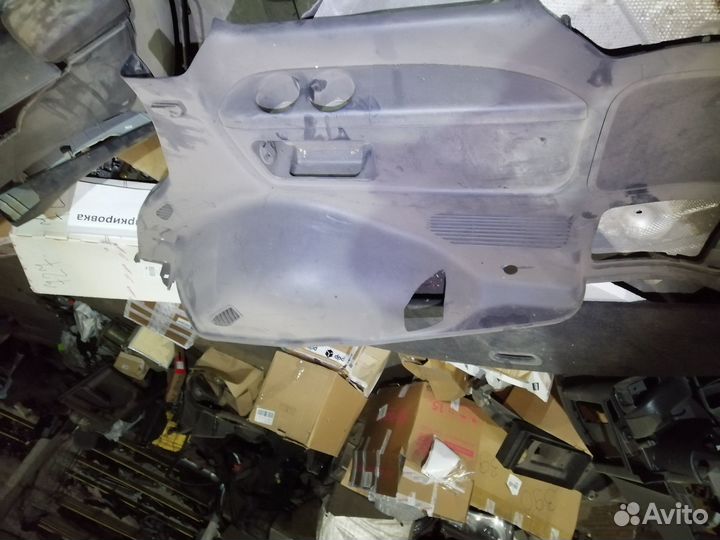 Обшивка багажника задняя правая Toyota Land 200