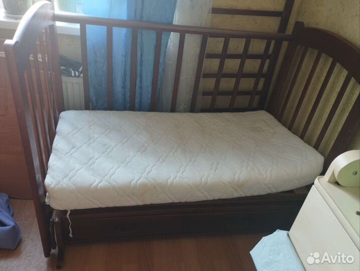 Детская кроватка с маятником и ящиком