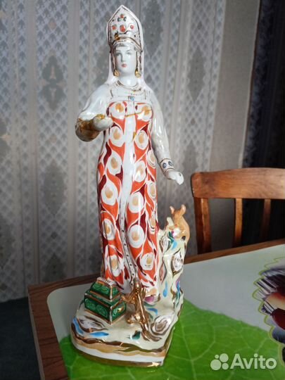 Статуэтка фарфор