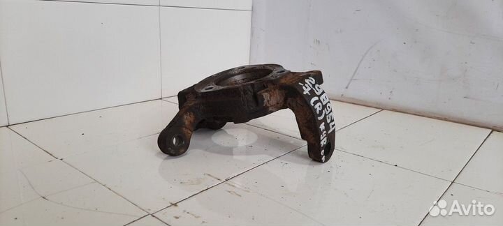 Кулак поворотный передний правый