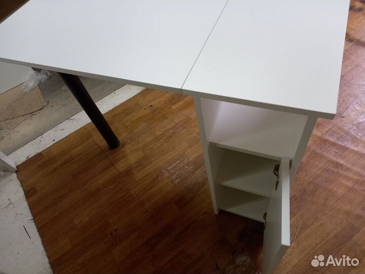 Маникюрный стол складной новый