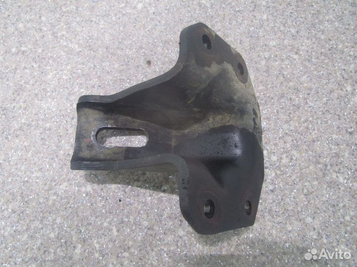 Кронштейн двс isuzu 8976025891