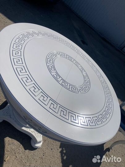 Круглый стол и стулья