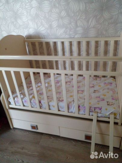 Детская кроватка с маятником