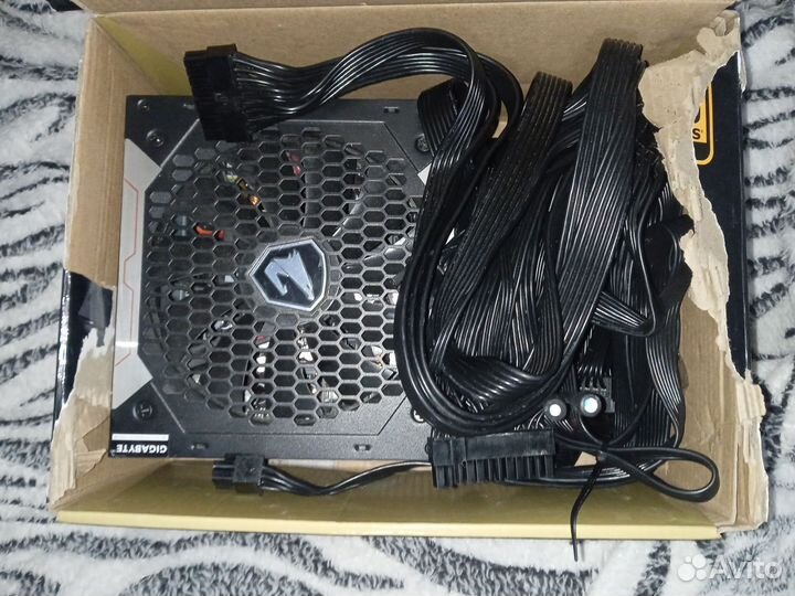 Блок питания gigabyte P1000GM