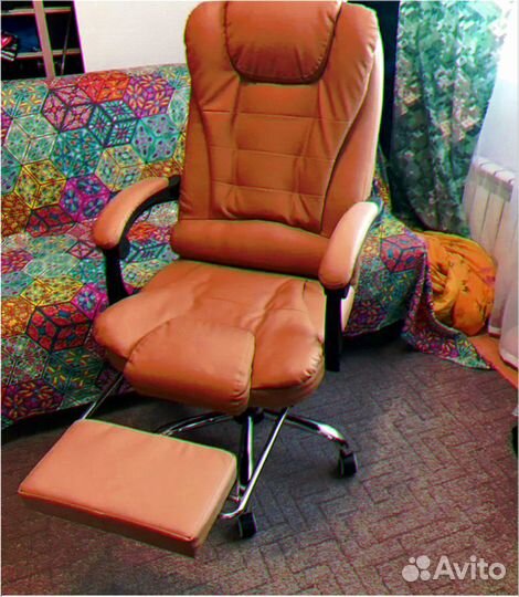 Офисное кресло коричневое