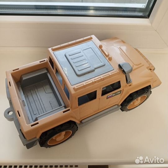 Игрушечная машина
