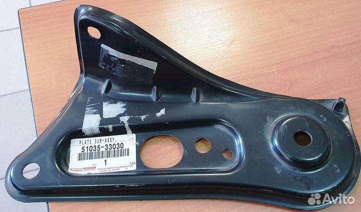 Кронштейн подрамника правый Toyota 5103533030