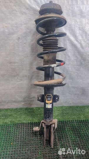 Стойка амортизатора передняя правая Renault Duste