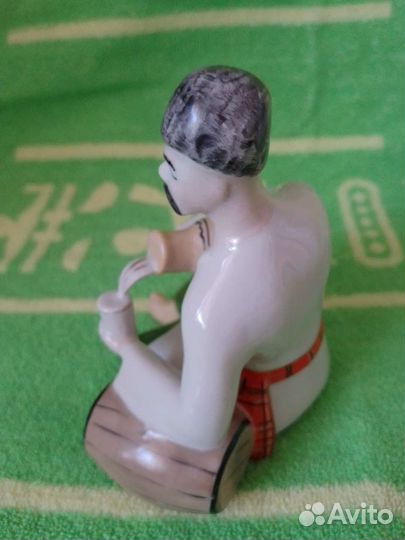 Фарфоровая статуэтка 