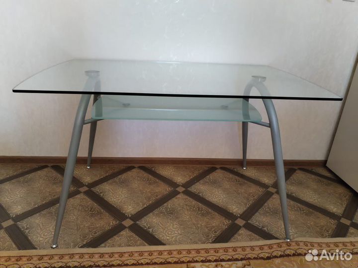 Кухонный стеклянный стол