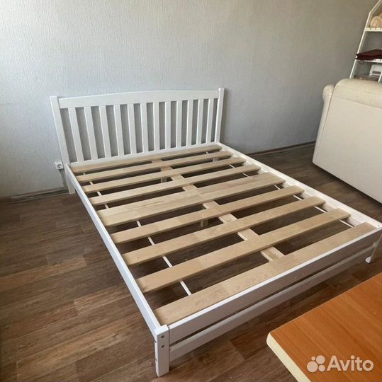 Двуспальная кровать крепкая