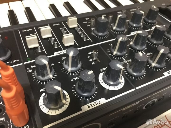 Arturia MicroBrute аналоговый синтезатор
