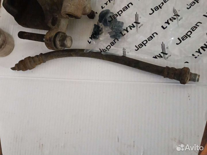 Суппорт скоба и напрявляющие лев. сторона лансер 9