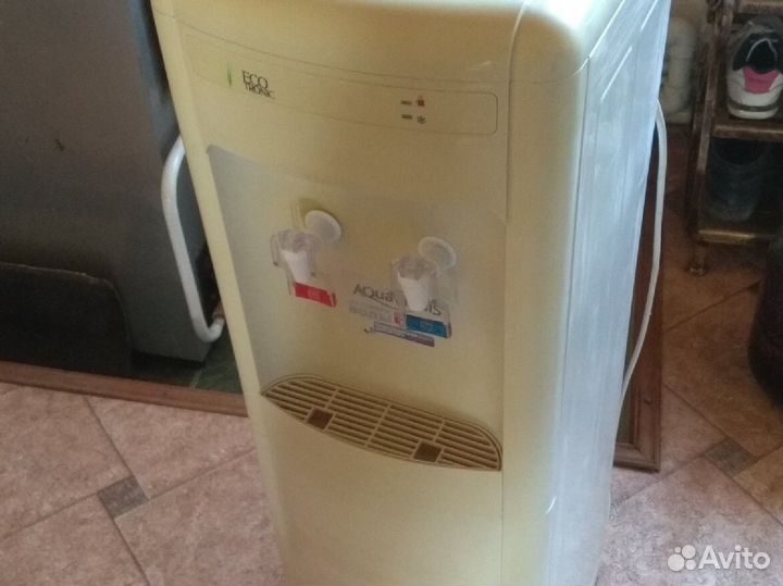 Напольный кулер для воды