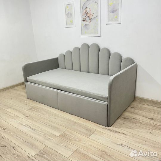 Подростковая кровать со спинками