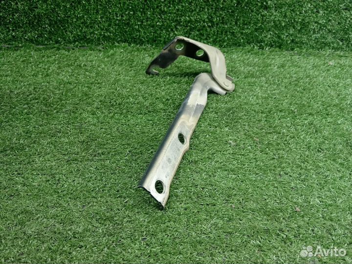 Петля капота правая 5N0823302A Volkswagen Tiguan