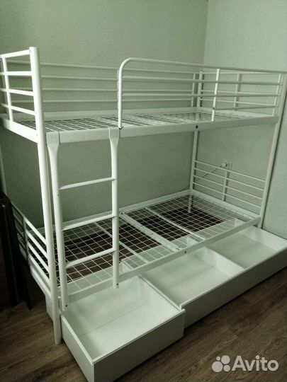 Кровать двухьярусная