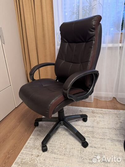 Компьютерное офисное кресло руководителя