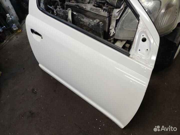 Дверь правая toyota vitz