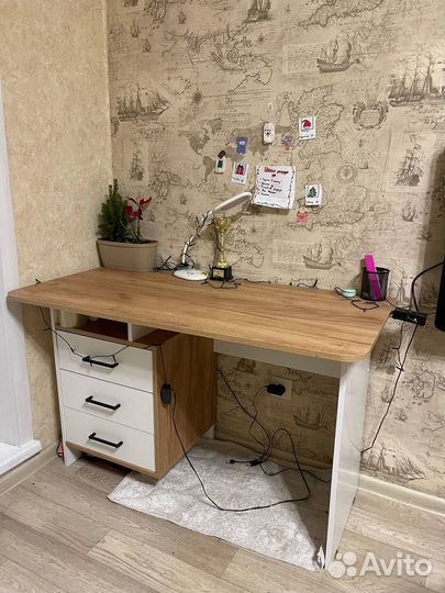 Стол письменный с ящиками