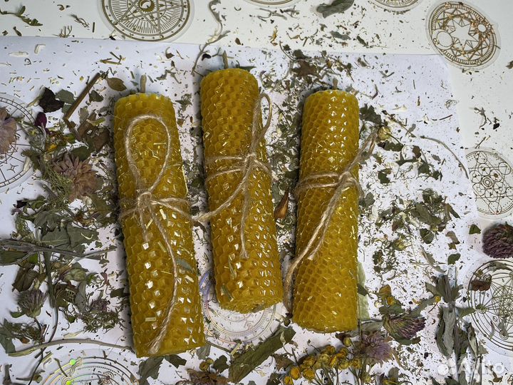 Свечи из вощины желтые с травами, ручная работа