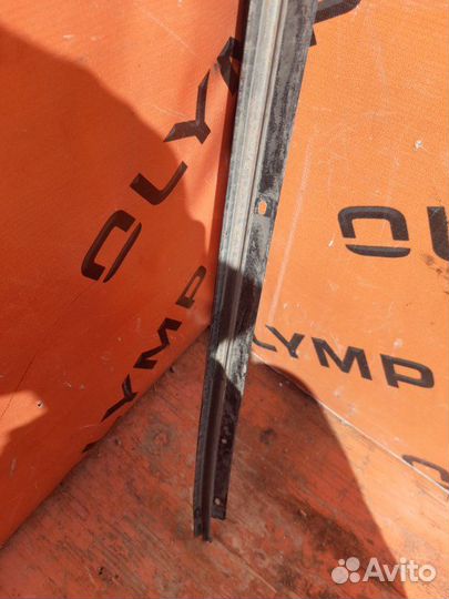 Молдинг на лобовое стекло левый Toyota Sprinter