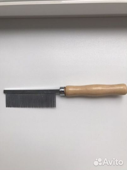 Расческа металическая с деревянной ручкой