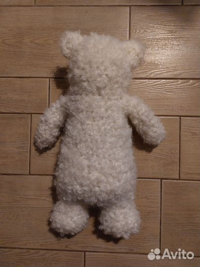 Белый медведь связанный из пряжи