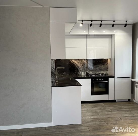 Угловая кухня без ручек