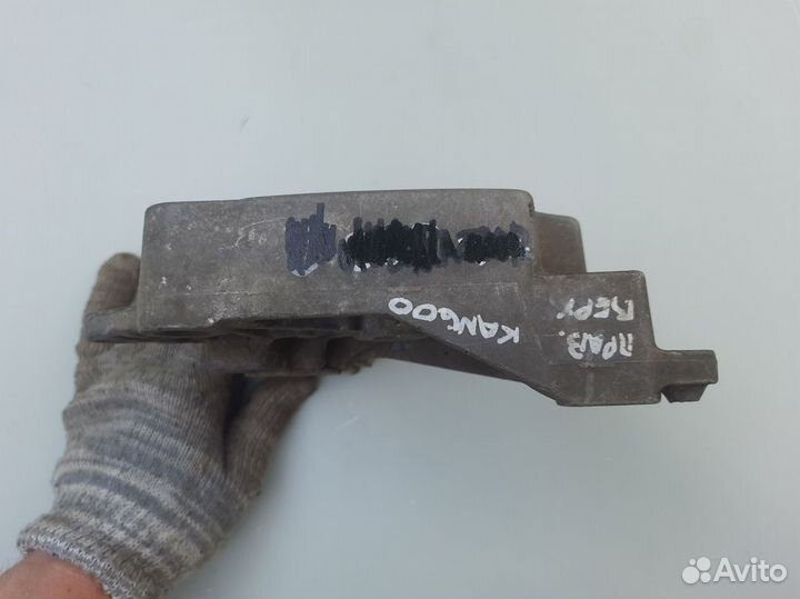 Кронштейн двигателя правый Renault Kangoo