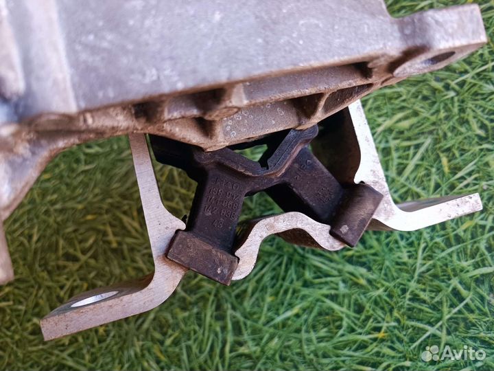 Подушка двигателя правая Рено сандеро 2016 г