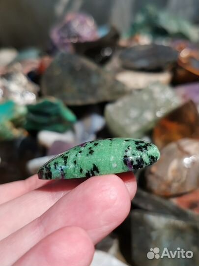 Рубин в Цоизите, кабошон