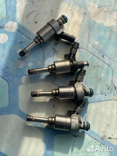 Форсунка топливная бензиновая 06H906036F