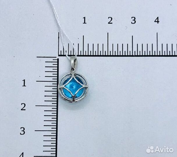 Золотая подвеска с камнем