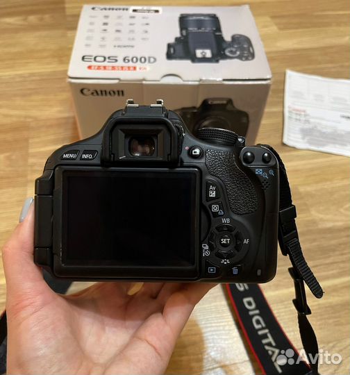 Зеркальный фотоаппарат Canon 600D